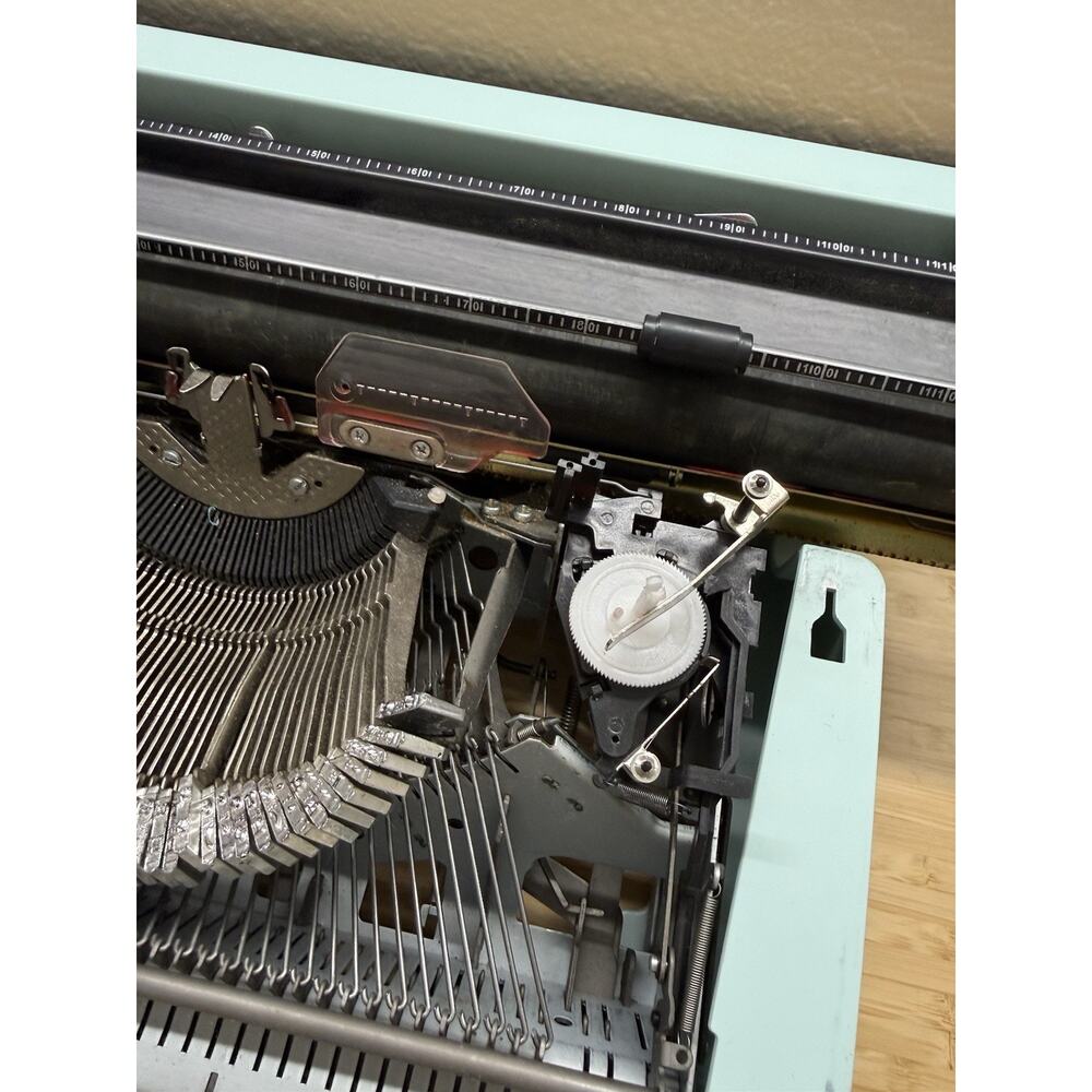 We R Memory Keepers Typewriter Typecast - Mint- Needs Ink Ribbon- Works great! - Picture 7 of 8